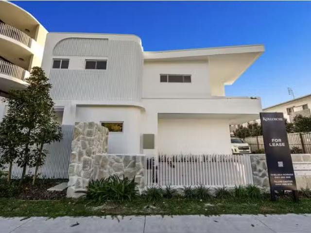 Deal! 3 BR 5/17 Appel Street, Coolangatta Townhouse for rent.