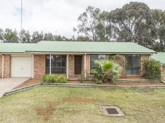 Cheap 3 BR 51 Hatchinson Crescent, Jamisontown House for rent.