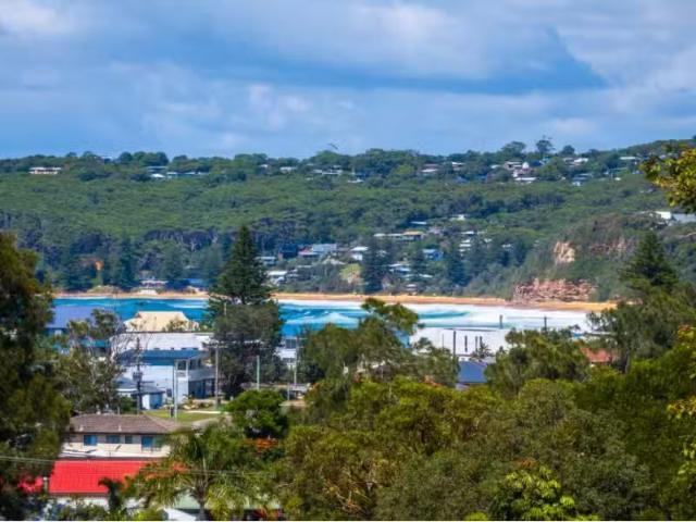 Just in! 3 BR 52 Del Mar Drive, Copacabana House for rent Lis.