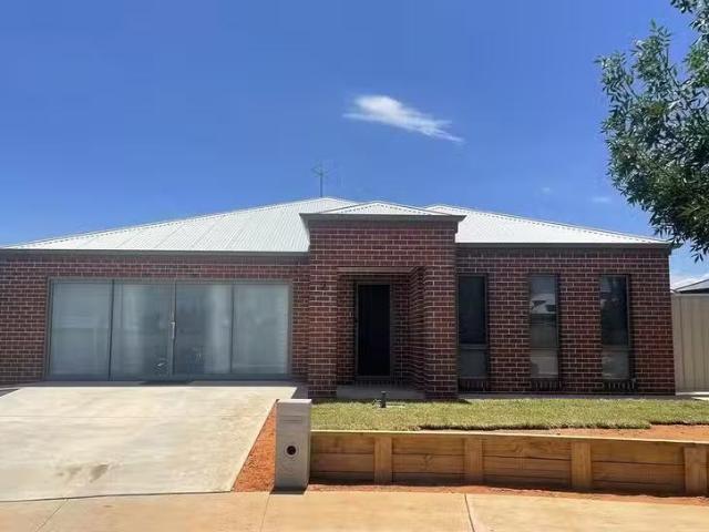Unique 3 BR 5 Marita Court, Irymple, VIC 3498