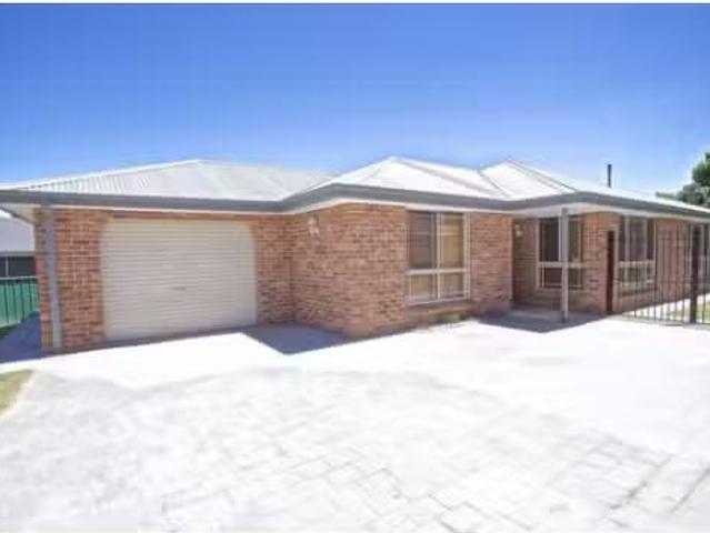 Deal! 3 BR 6 Horan Close, Kelso House for rent Listed by Prop.