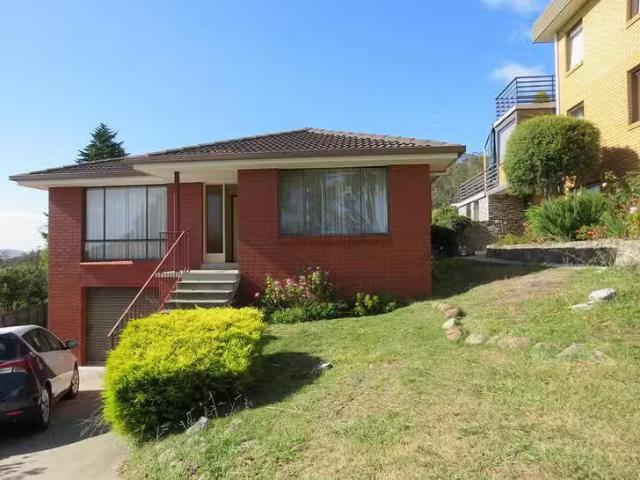 Cheap 3 BR 6 Hatton Gardens, Sandy Bay, TAS 7005
