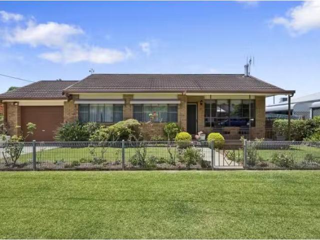 For Rent! 3 BR 77a Gundagai Street, Coffs Harbour House for re.