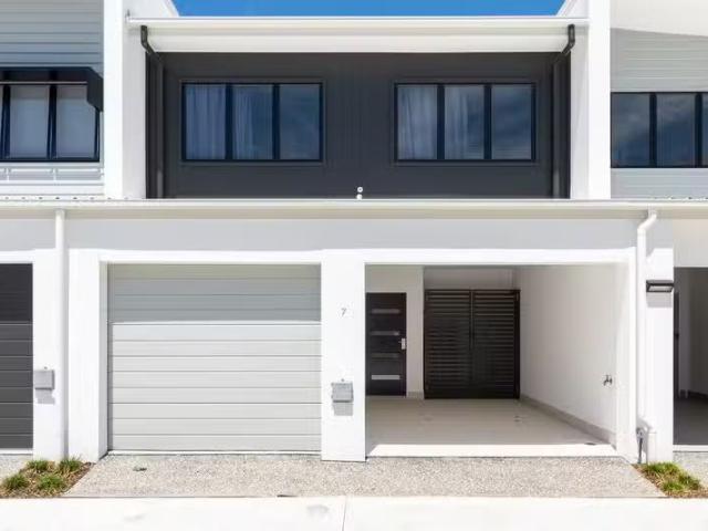 Unique 3 BR 7/35 Sickle Avenue, Hope Island, QLD 4212 Townho.