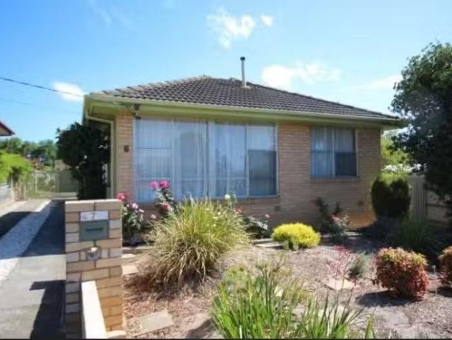 Cheap 3 BR 7 Cooma Court, North Geelong, VIC 3215 House for.