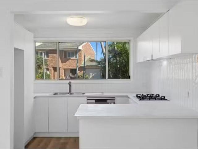 Deal! 3 BR 8/74 78 Ocean View Drive, Wamberal Townhouse for re.