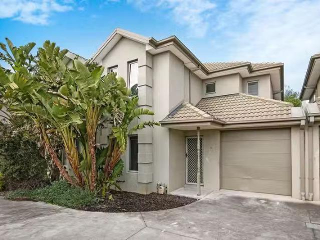 Nice 3 BR 8/20 24 Palmerston Street, MELTON, VIC 3337 Townho.