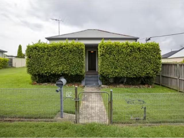 Cheap 3 BR 82 Alexandra Street, Kurri Kurri House for rent Li.