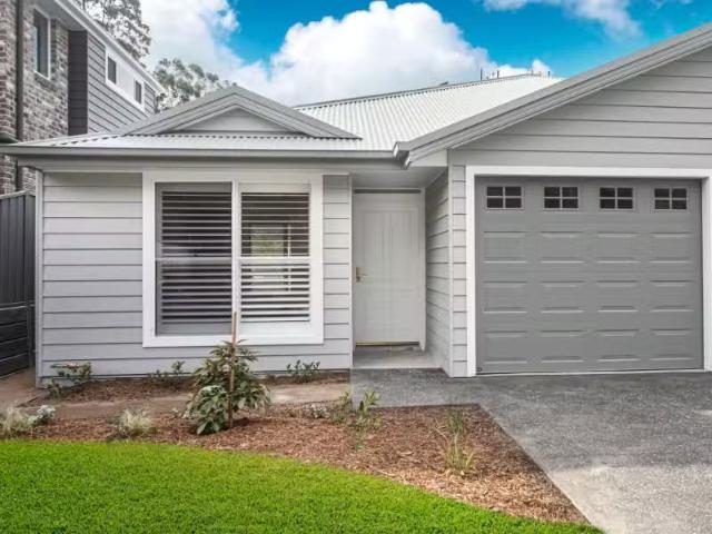 Unique 3 BR 9/20 Cavanagh Lane, West Nowra Townhouse for rent.