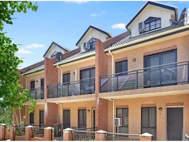 Charming 3 BR 9/335 339 Blaxcell Street, SOUTH GRANVILLE Townh.