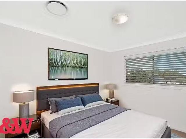 Just in! 3 Highland Close, Macquarie Links House for rent Lis.