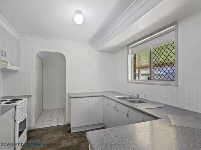 Cozy 3 Watervale Street, Wilsonton Heights, QLD 4350