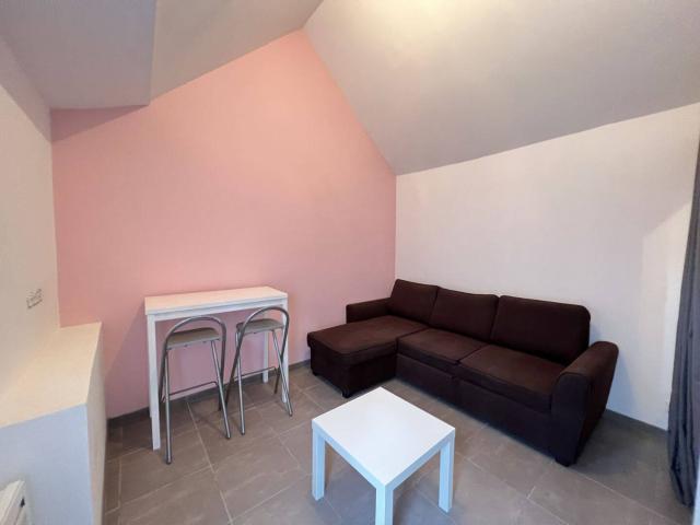 CHECY SABLONS: Studio 22m²