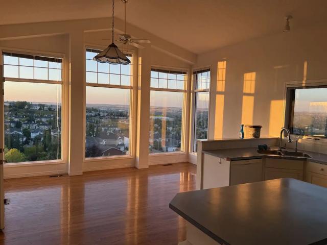 Cheerful Main Level of a Bungalow Home in Edgemont!