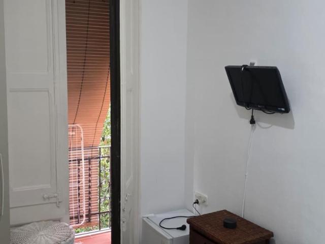 Cheerful single bedroom next to Mercat Nou metro station