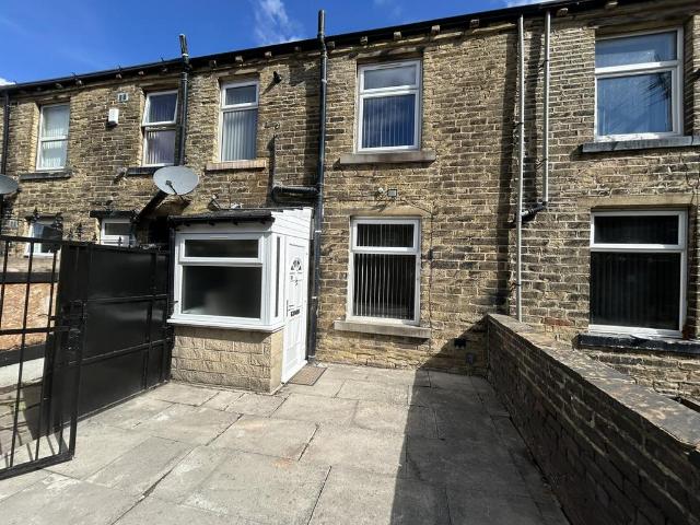 Chellow Street, Bradford, West. 2 bed end of terrace house to rent £800 pcm £185 pw