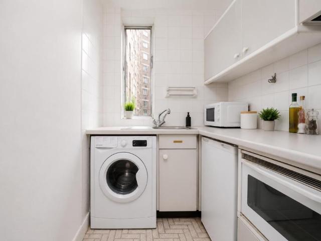 Chelsea Cloisters, Sloane Avenue. 2 bed apartment to rent £2,817 pcm £650 pw