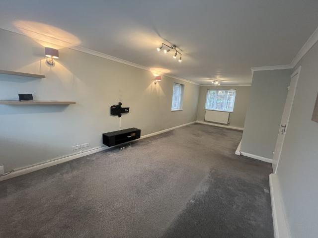 Chelsea Close, Hampton Hill, Hampton TW12, 2 bed flat to rent, £1,800 pcm | PrimeLocation