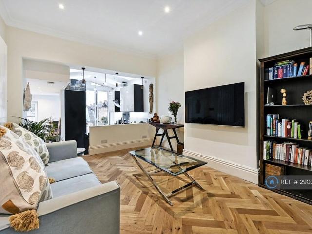 Chelsea, London, SW10 2 bed flat to rent £3,295 pcm £760 pw