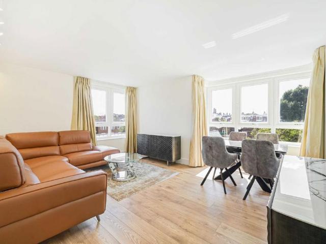 Chelsea Towers, London SW3 2 bed flat to rent £4,000 pcm £923 pw