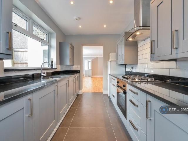 Chelsham Road, South Croydon, CR2 3 bed semi detached house to rent £2,250 pcm £519 pw