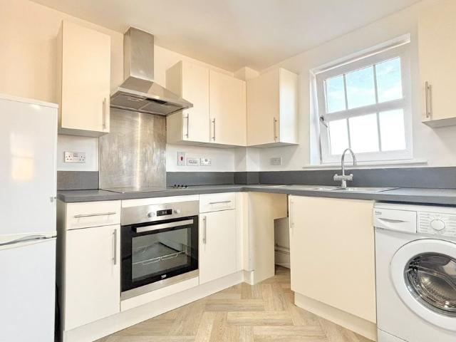 Chelwater, Chelmsford CM2, 2 bed flat to rent, £1,600 pcm | PrimeLocation