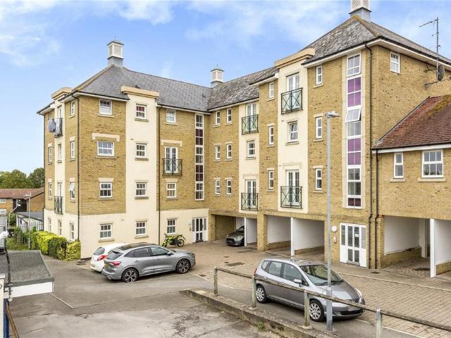 Chelwater, Great Baddow, Chelmsford, CM2 2 bed apartment to rent £1,400 pcm £323 pw