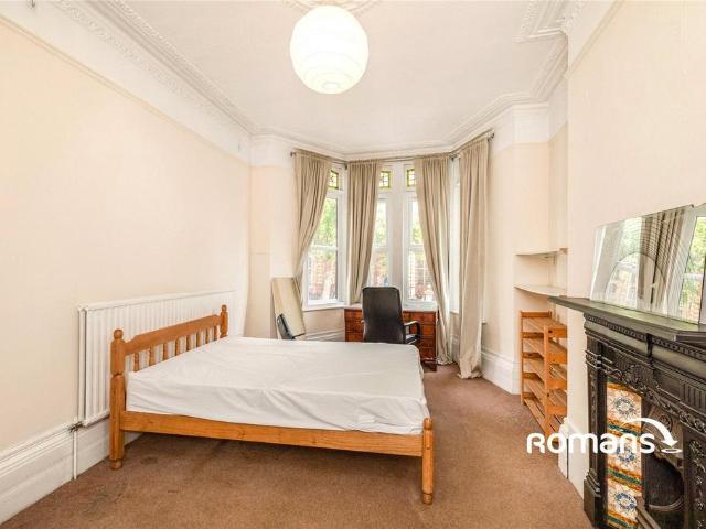 Cheltenham Crescent, Cheltenham Road. 1 bed in a house share to rent £650 pcm £150 pw