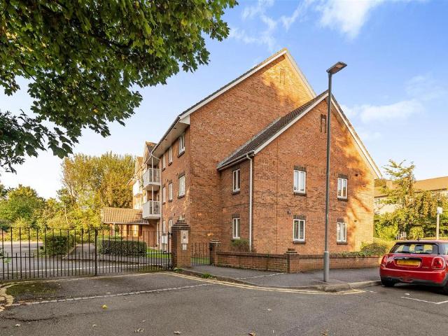 Chene Colline Court, Glenbuck Road. 2 bed flat to rent £2,000 pcm £462 pw