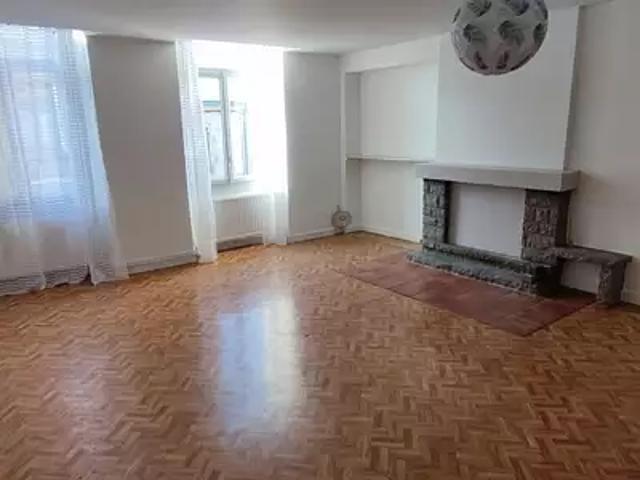 Chénérailles 23130 Location appartement 4 pièces t4 au dernier étage cave