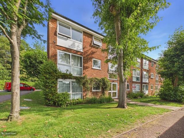 Chenies Court, Hemel Hempstead, Hertfordshire HP2, 2 bed flat to rent, £1,350 pcm | PrimeLocation