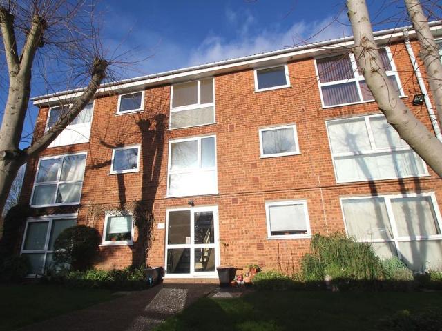 Chenies Court, Hemel Hempstead HP2, 2 bed flat to rent, £1,400 pcm | PrimeLocation