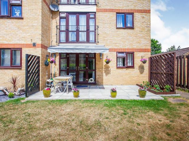 Chenies Way, Watford WD18, 2 bed flat to rent, £1,750 pcm | PrimeLocation