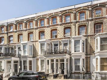 Cheniston Gardens, High Street. Studio to rent £2,600 pcm £600 pw