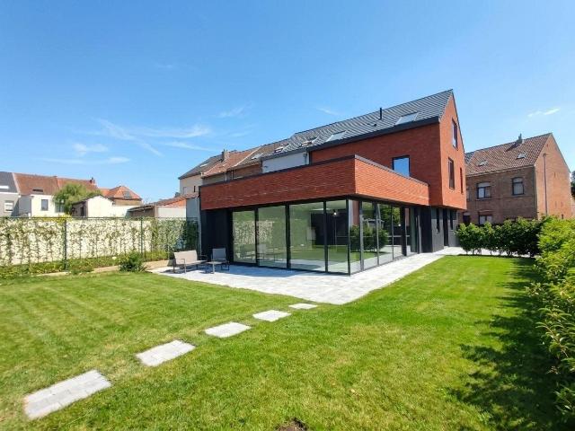 Chenois neighborhood, center, beautiful 5 bedroom house