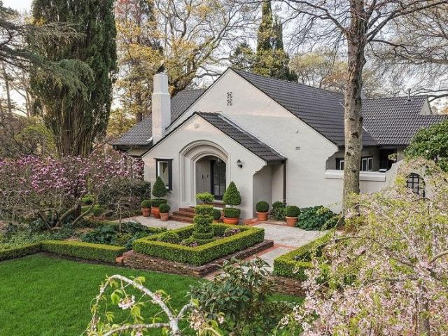 'Cheppen' A Grand Garden Estate Showcasing Refined Craftsmanship