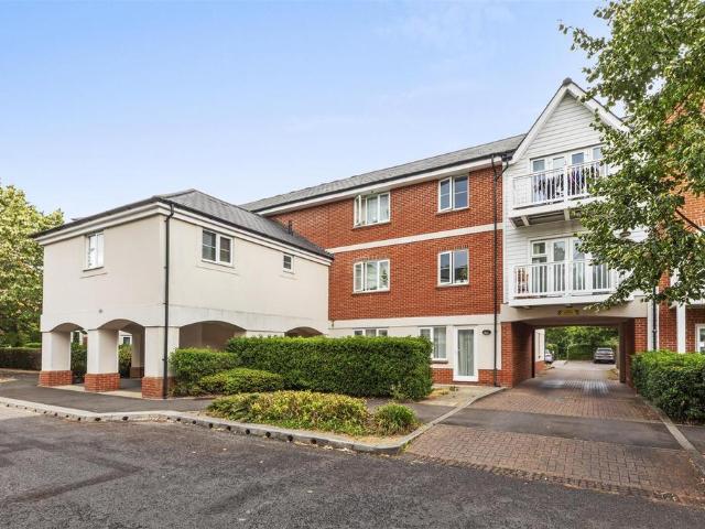 Chequers Avenue, High Wycombe HP11 2 bed apartment to rent £1,500 pcm £346 pw