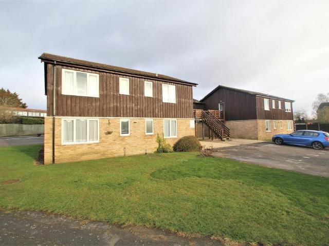 Chequers Court, Aylesbury HP21 1 bed apartment to rent £1,050 pcm £242 pw