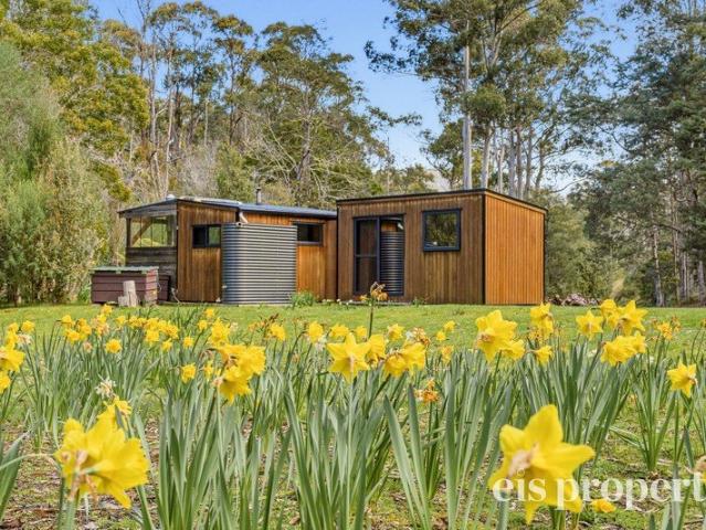Cherished Sanctuary: Very Private & Desirable Permanent Creek