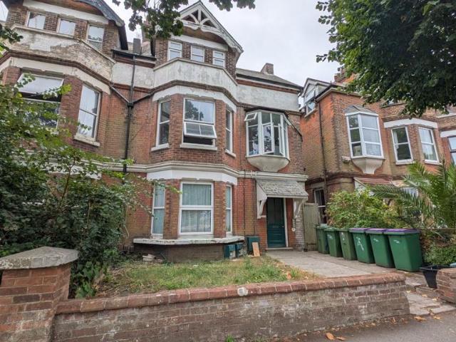 Cheriton Road, Folkestone, Kent, CT19 2 bed flat to rent £1,100 pcm £254 pw