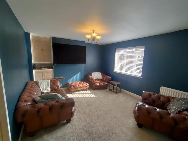 Cherry Crescent, Brentford TW8 1 bed in a house share to rent £790 pcm £182 pw