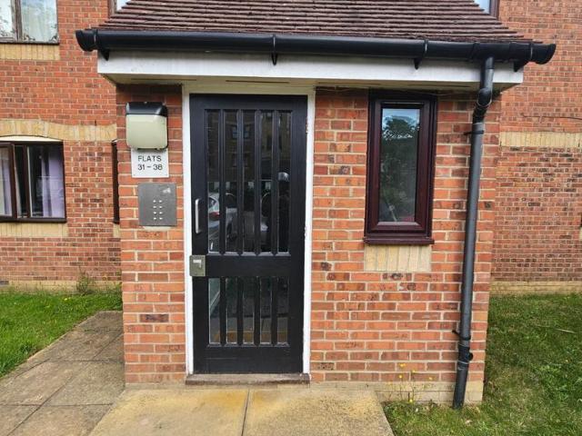 Cherry Blossom N13 2 bed flat to rent £1,900 pcm £438 pw
