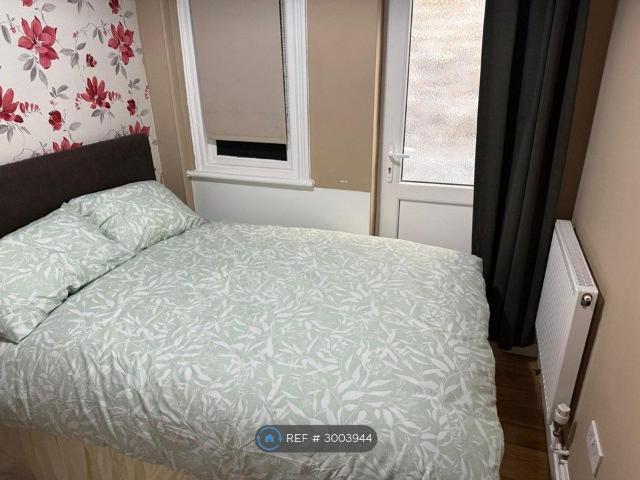 Cherry Hinton Road, Cambridge CB1, 1 bed flat to rent, £2,000 pcm | PrimeLocation