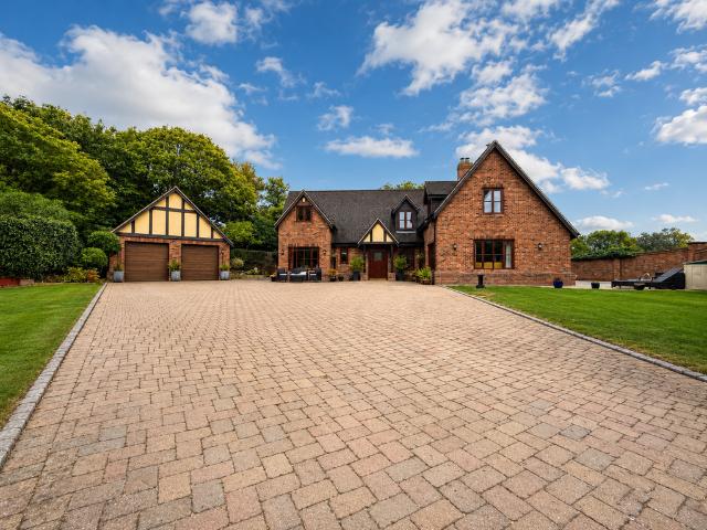 Cherry Orton Road, PETERBOROUGH PE2 5 bed detached house to rent £2,800 pcm £646 pw
