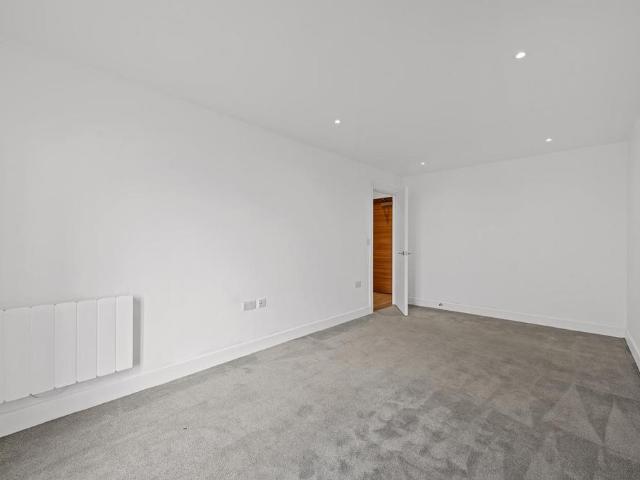 Cherry Orchard West, Kembrey Park. 2 bed flat to rent £1,200 pcm £277 pw
