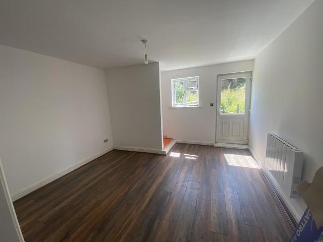 Cherry Orchard Road 1 bed flat to rent £850 pcm £196 pw