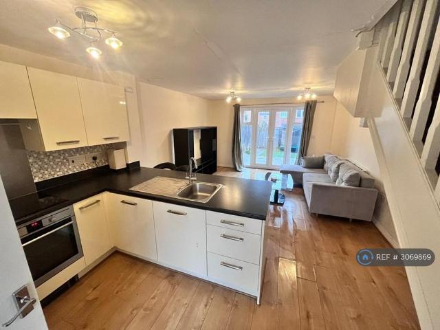 Cherry Tree Drive, Coventry, CV4 2 bed terraced house to rent £1,400 pcm £323 pw
