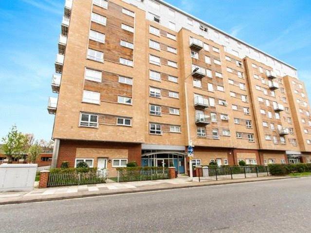 Cherrydown East, Basildon, Essex, SS16 1 bed apartment to rent £1,175 pcm £271 pw