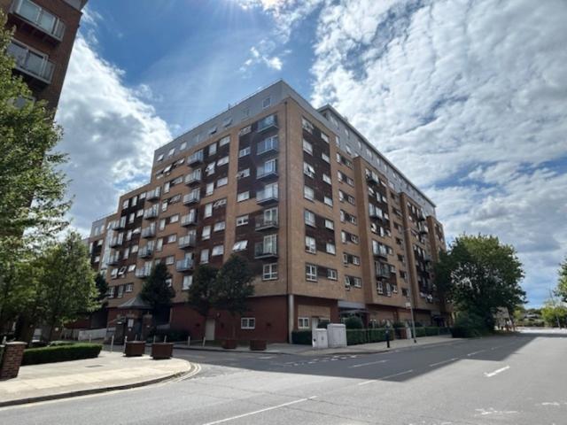Cherrydown East, Basildon, Essex, SS16 1 bed apartment to rent £1,175 pcm £271 pw