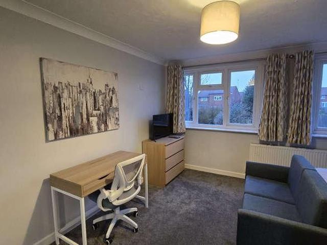 Chertsey Close Walking Distance To Luton Airport, LU2